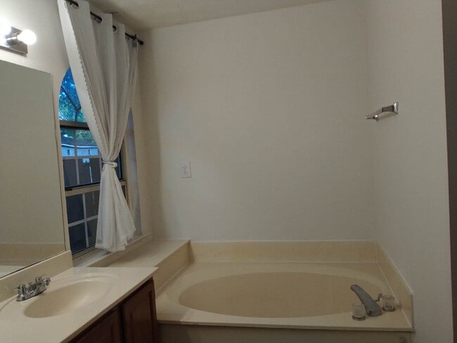 Building Photo - 525 Longwood Ln