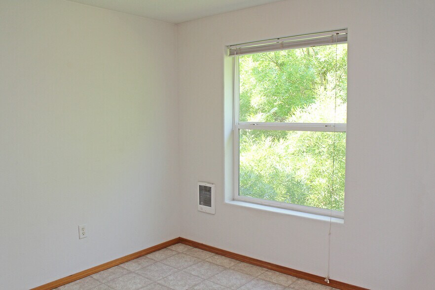 Building Photo - 683 NE 162nd Ave