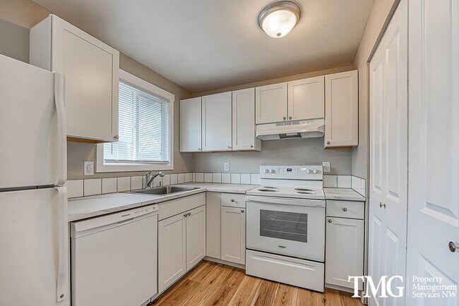 Building Photo - 2 BD Unit with Covered Deck