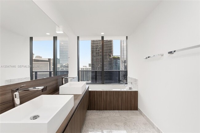 Building Photo - 1000 Brickell Plaza