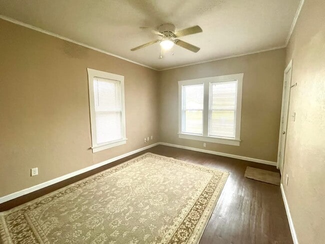 Building Photo - 823 G St NW