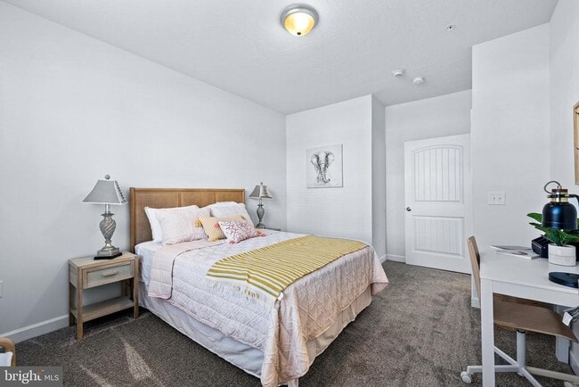 Building Photo - 2204 Lincoln Wy