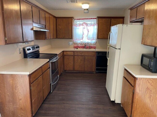 Building Photo - 3 bed 2 baths in Lawton! Cute and cozy hug...