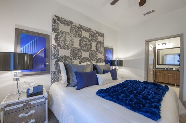 Building Photo - 2111 Westheimer Rd