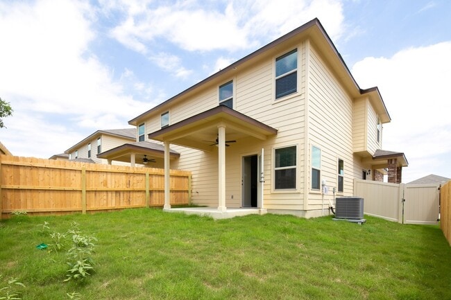 Building Photo - AVAILABLE NOW! GORGEOUS 3 BEDROOM DUPLEX LOCATED IN BUDA, TEXAS!