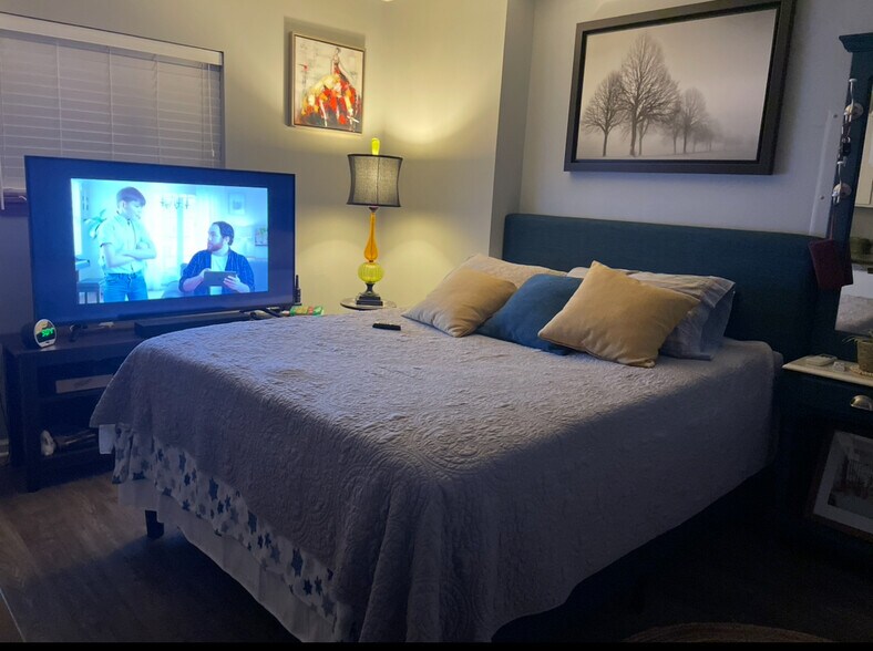 Building Photo - 124 E Main St