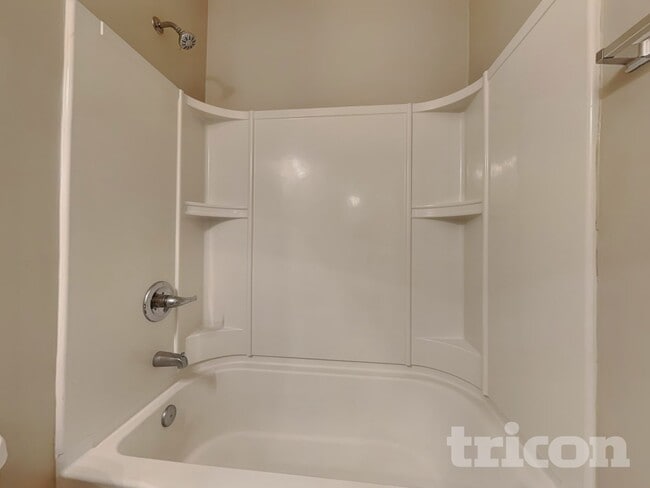 Building Photo - 452 Shady Glen