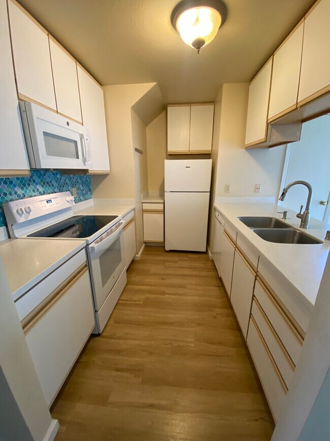 Kitchen with oven, cooktop, microwave, refrigerator, dishwasher and disposal - 445 Willow Ave