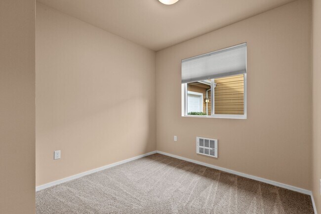 Building Photo - 4Bd/3.5Ba Mountlake Terrace Townhouse