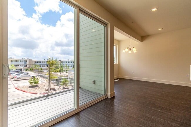 Building Photo - 604 N Bluff Dr