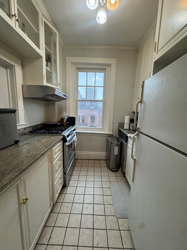 Building Photo - 328 Newbury St