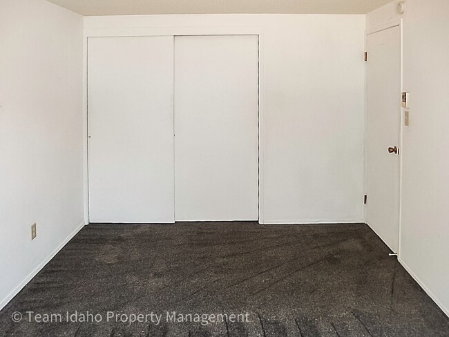 Building Photo - 443/445 N. Van Buren