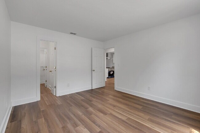 Building Photo - Fully Renovated 2-Bed, 2-Bath Apartment