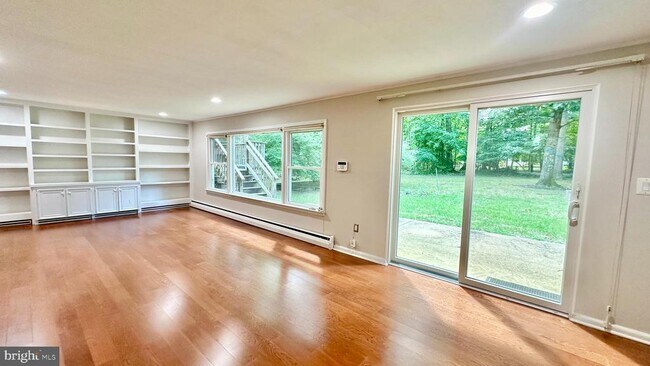 Building Photo - 396 Riverside Dr