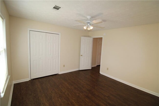 Building Photo - 2320 Ridgedale Dr SW