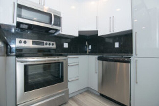 Building Photo - This is a steal for a 3 bed 2 bath in BROOKLINE!!!