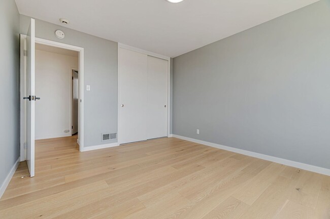 Building Photo - Stunning Three Bedroom Home in Westwood Hi...
