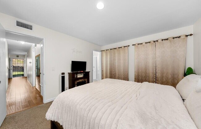 Building Photo - Updated 2 BR 1 BA Condo w/ Private Patio!