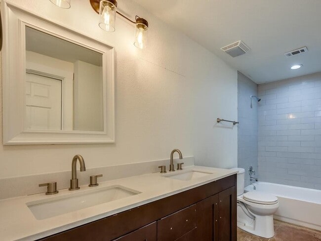 Building Photo - 110 S Main St