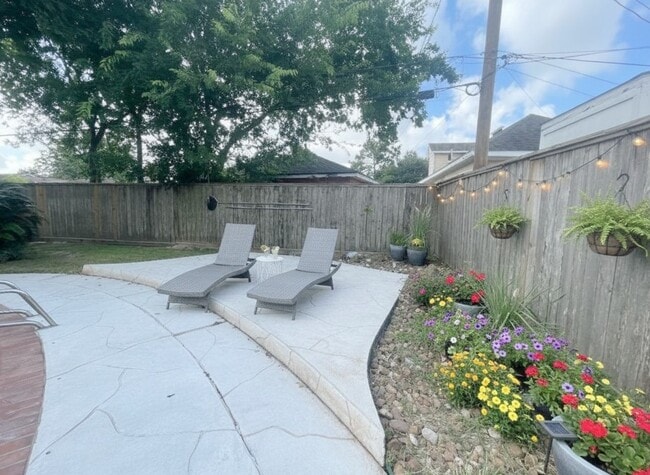 Building Photo - 9655 Meadowcroft Dr