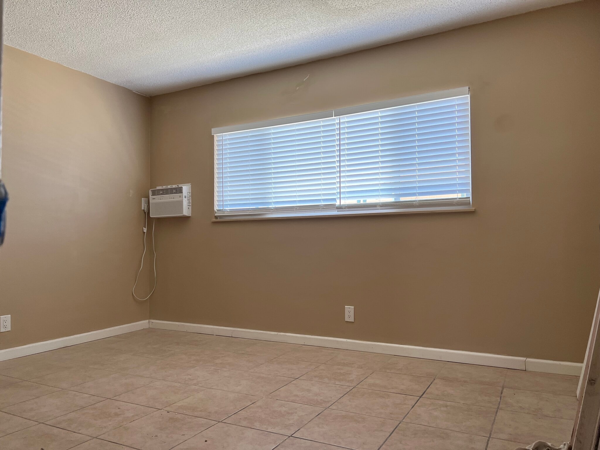 Building Photo - 576 N Wilson Ave