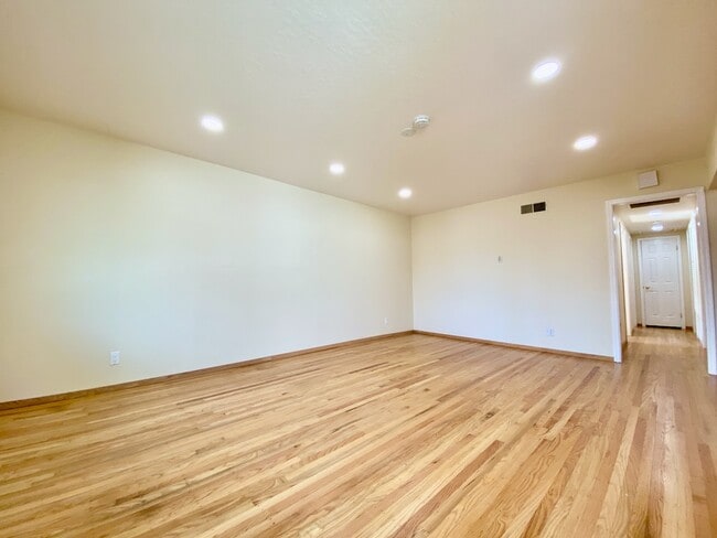 Building Photo - 5025 Carm Ave