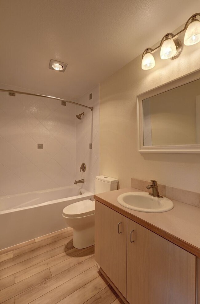 Building Photo - Spacious 2bd + DEN, 1.75ba Condo available in the heart of Issaquah!