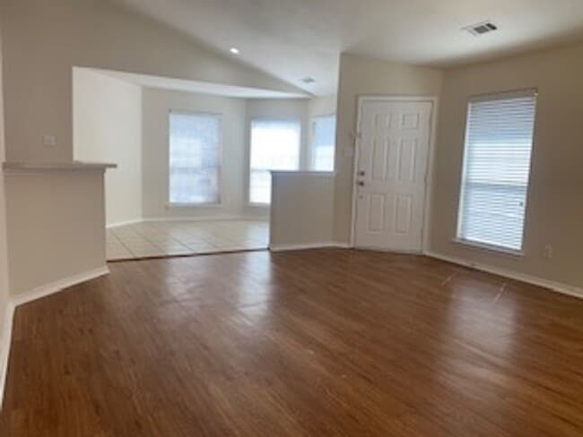 Building Photo - 3/2/2 Starter HOME!