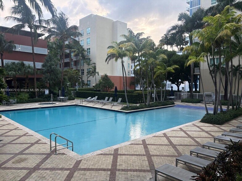 Building Photo - 2000 N Bayshore Dr