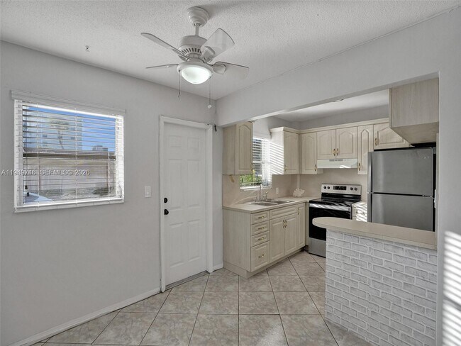 Building Photo - 5112 Hollywood Blvd