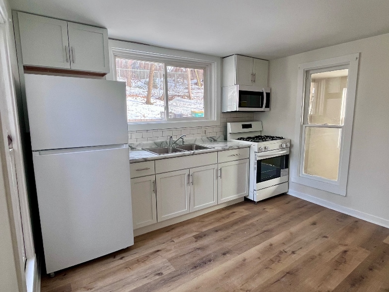 Building Photo - 393 Wellington Ave