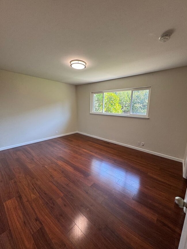 Building Photo - Charming 3 Bedroom / 2 Bathroom Home
