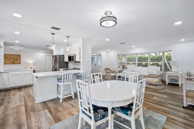 Building Photo - 305 Country Club Dr