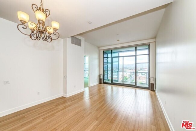 Building Photo - 3223 W 6th St