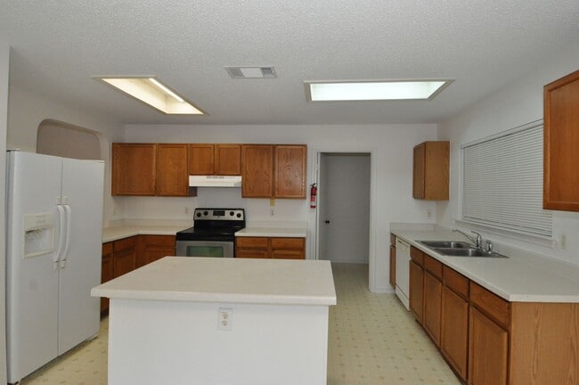 Building Photo - Available NOW! 4 bedrooms, one story, Grea...