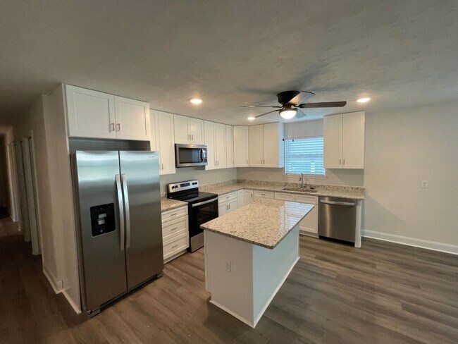 Building Photo - Newer 3/2 in Turkey Creek!