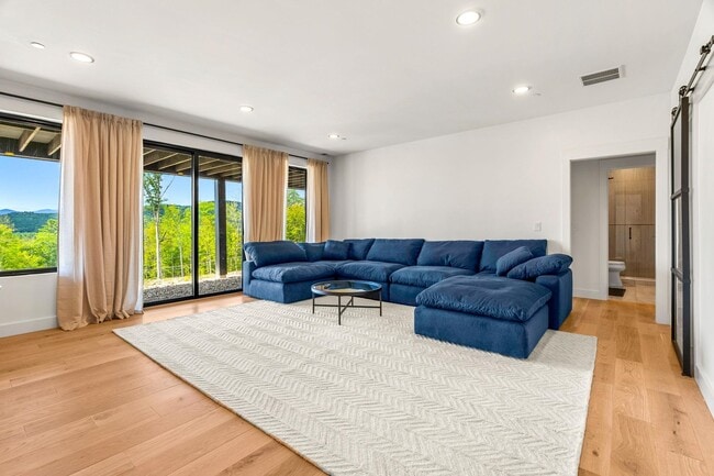 Building Photo - 162 Pond Rd