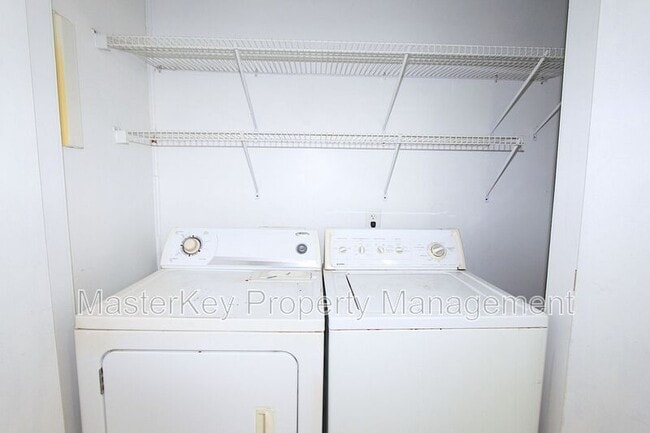 Building Photo - 1709 Oakwood Ave