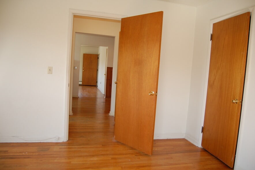 Building Photo - 2927 Linwood Ave