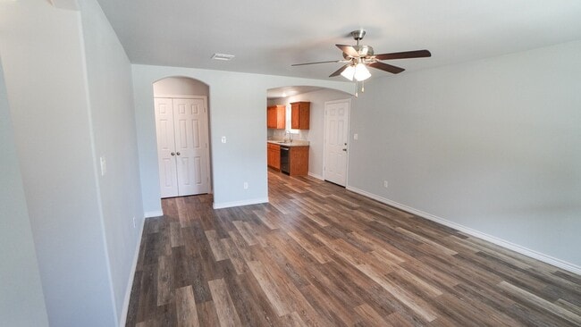 Building Photo - 917 Redoak Dr