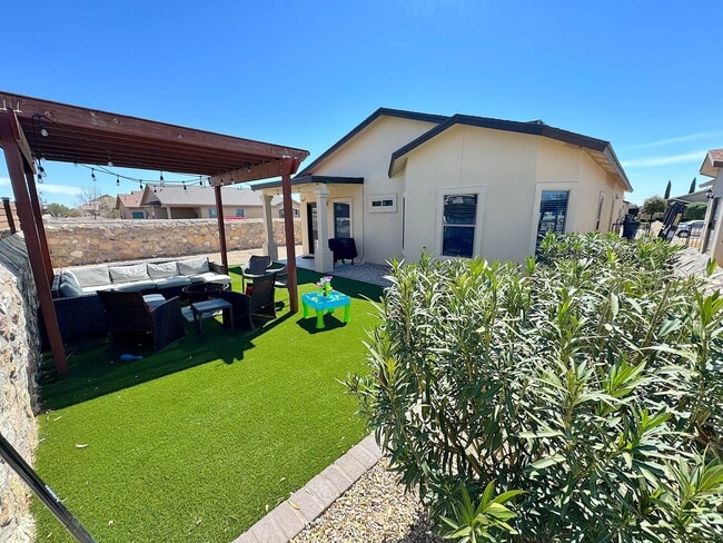 Building Photo - East El Paso 4 bed/ 2 Bath Refrig A/C Home