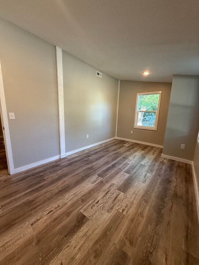 Building Photo - Beautiful 3 Bedroom, 2 Bathroom Quadplex N...