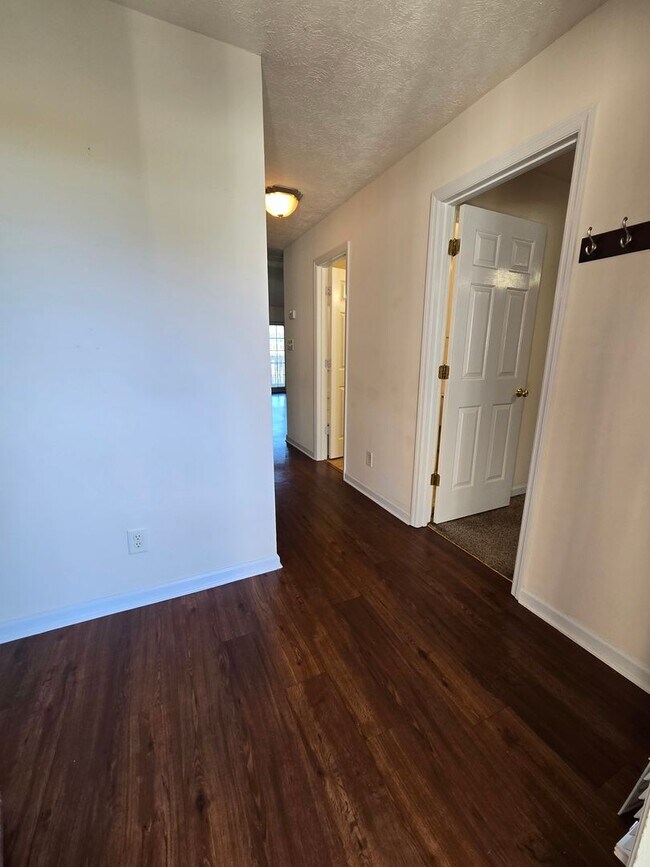 Building Photo - 3rd floor condo for rent