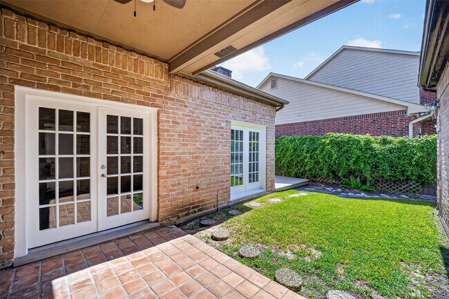 Building Photo - 10310 Chevy Chase Dr