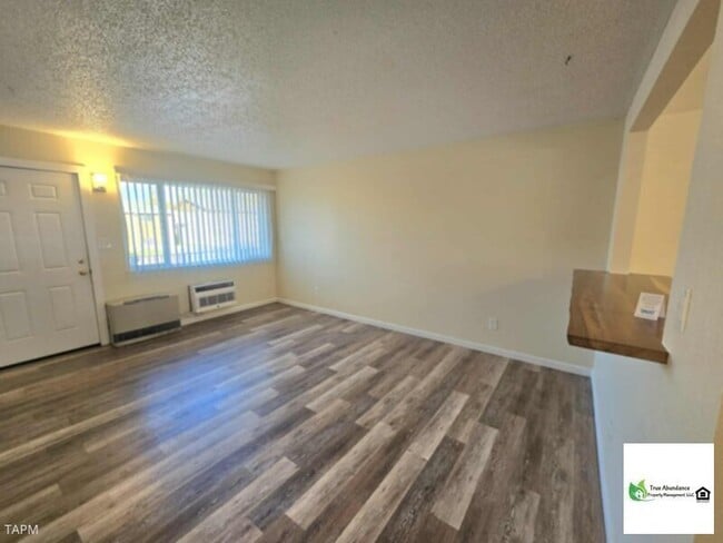 Building Photo - Lovely Two Bedroom Apartment Ready for Mov...