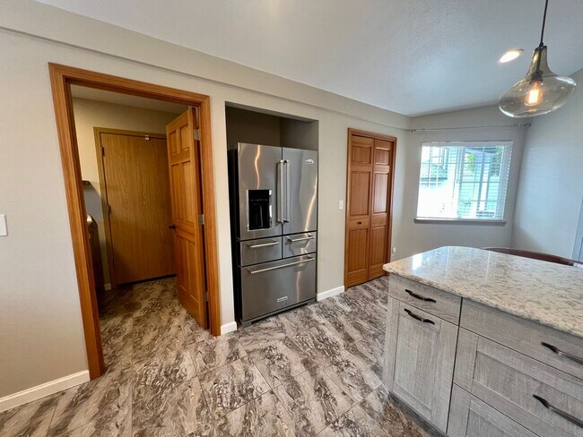 Building Photo - Well Maintained 3BD - Yard Maint. Included