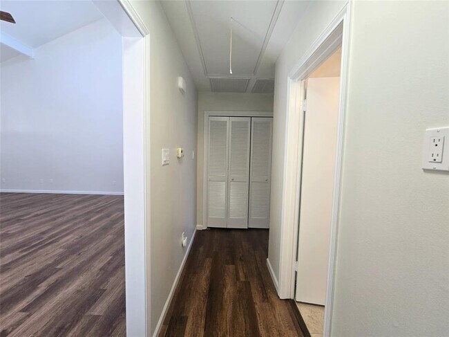 Building Photo - 3000 Maywood Cir