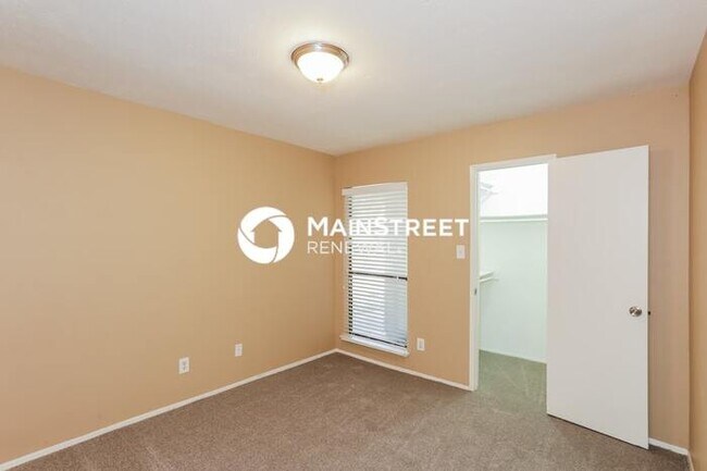 Building Photo - 3 Bedroom Pet-Friendly Home in Arlington, TX with Main Street Renewal