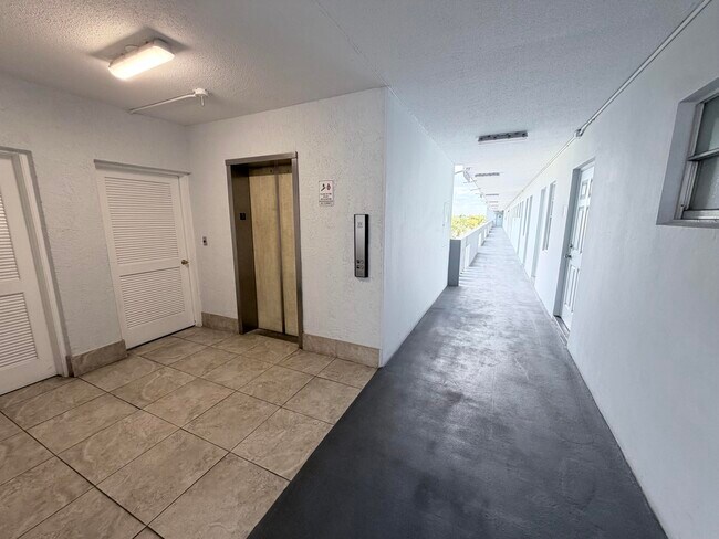 Building Photo - 1000 NE 14th Ave