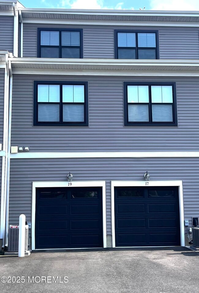 Building Photo - 19 Midway Rd N